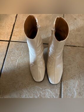 GUC Axelle Ankle Boots in White Lacquer Size 8